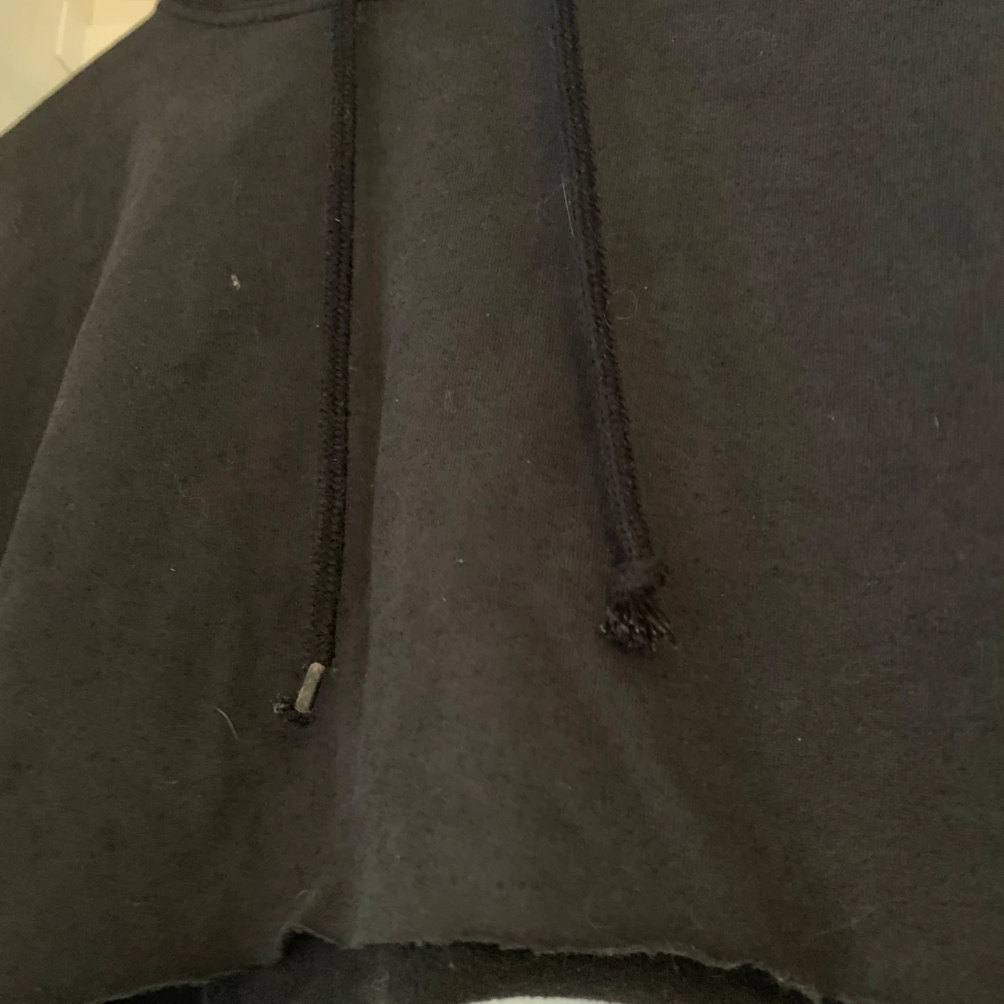 Svart croppad hoodie med tre kvarts ärmar - 1