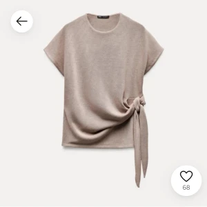 Zara topp - Snygg beige topp från zara  med knytning i sidan. Ursnygg och super trendig 😍😍