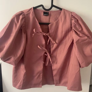 Gina tricot rosa blus med puffärmar och rosetter - Säljer min fina blus från Gina tricot som är helt oanvänd bara testad (lappen är dock borttagen)! Blusen är köpt för 499kr, och är i fint skick! 💕