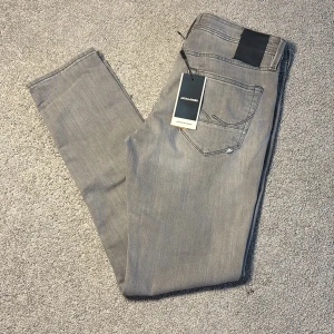 Gråa jeans från Jack & jones (helt nya) - Säljer nu dessa gråa riktigt feta jack&jones jeans i nyskick med tags | Storleken är W31 L32 men passar nog skulle säga är som W30 | Kom vid intressen och tveka ej på att fråga!