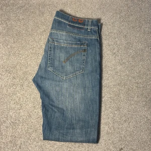 Dondup george jeans - Riktigt fett par blåa dondup jeans 👖 | Storlek 33 | Riktigt bra skick nästan som nya 🤩| Komm vid intressen och tveka ej på att fråga vid minsta lilla fundering 🍾💯