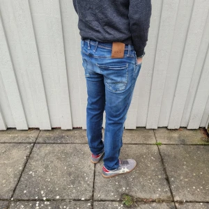 Replay jeans Anbass  - Säljer ett par Replay jeans i modell Anbass. Jeansen är i mycket bra skick utan defekter. Det är storlek W28/L30. Vid minsta fråga eller fundering är det bara att höra av sig🙌😄