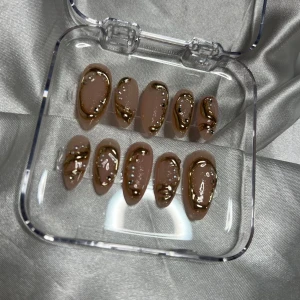 A Splash of Gold Medium Almond - Mått:15-11-12-11-9 (MM) Handgjorda naglar av högsta kvalitet✨Vid rätt applicering & borttagning kan du få ut flera användningar av dom! Man får med prepkit❤️