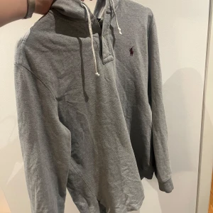 Ralph Lauren tröja  - Säljer denna riktigt populära Ralph Lauren hoodien. Den är i storlek M i bra skick. Hör gärna av dig om du har fler frågor. Vid snabb affär kan priset diskuteras. 