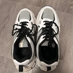 Sneakers  - Sneakers med snörning