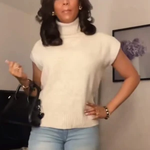 Beige polotröja - Säljer en stilren beige polotröja med korta ärmar. Köpt på vinted så vet inte vart den är ifrån! Sitter som en XS