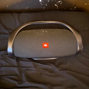 jbl boombox - säljer min gamla jbl boombox fungerar precis som ny