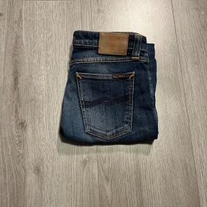 Mörkblå jeans från Nudie Jeans - Mörkblå Nudie Jeans. Pris är inte hugget i sten! Skriv vid minsta lilla fundering!