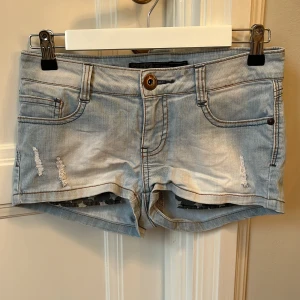 Ljusblå jeansshorts  - Snygga ljusblå jeansshorts från Only med slitna detaljer. Jag säljer de här skitsnygga jeansshortsen som är perfekta till sommaren! Säljer pga av att de är för små💓💓