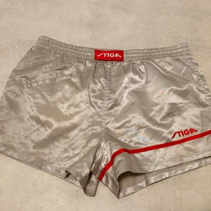 Retro shorts från Stiga - Ovanliga shorts från Stiga med röd detalj och logga. Storlek S eller XS, mycket bra skick!