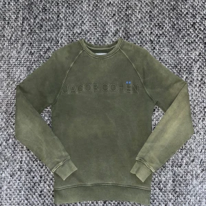 Sweatshirt från Jacob Cohën - Säljer en stilren olivgrön sweatshirt från Jacob Cohën med broderad logotyp på bröstet. Tröjan har en lite tvättad look perfekt till en avslappnad stil! Storlek S, pris kan diskuteras, skriv pm vid fler frågor😁