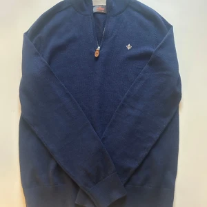 Merinoull Morris tröja - Snygg mörkblå tröja från Morris i merinoull med dragkedja. Perfekt nu till våren. En stilren och bekväm tröja för alla tillfällen. En liten skavank som är ihop sydd på insidan men syns knappt på utsidan. Nypris på denna är runt 2000 säljer för 450