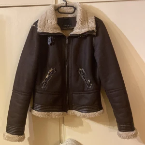 Brun jacka med foder från AMISU - Svin snygg höstjacka från AMISU! Storlek 40 och passar mig som har S vanligtvis helt perfekt. Den har lite avskavningar på bägge fickorna fram och på axeln som syns på bilderna, men det är inget man lägger märke till. Även väldigt lätt att pilla bort så blir det beiget istället! Skriv vid frågor💕