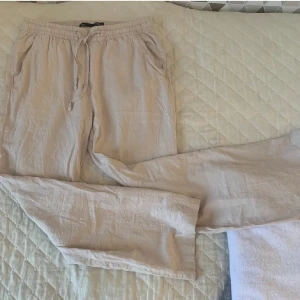 Linnebyxor - Säljer dessa beige linnebyxor ifrån lager157! Säljer då de blivit lite korta på mig som är lite över 170cm. De är i bra skick och perfekta nu inför våren och sommaren🥰 priset kan alltid diskuteras!