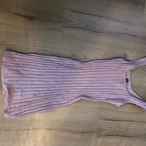 Ljusrosa ribbad klänning från Shein - Säljer en ljusrosa ribbad klänning från Shein. Klänningen är ärmlös och har en figurnära passform som framhäver silhuetten. Perfekt för en stilren och enkel look. 🌸
