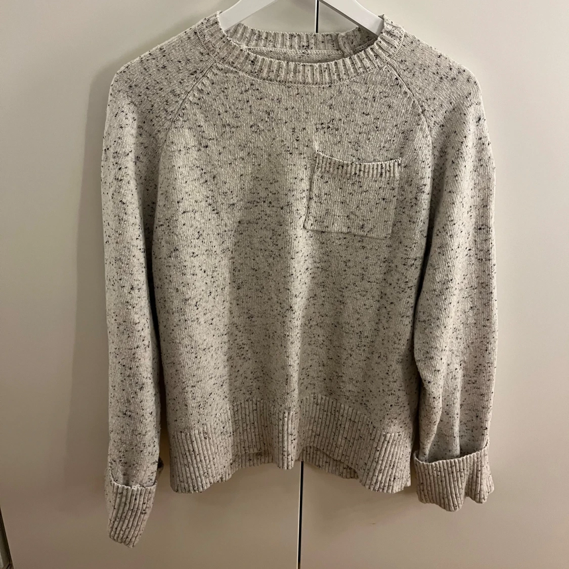 Grå stickad tröja med ficka - 1