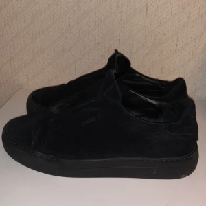 Svarta sneakers från Axel Arigato - Tja! Säljer dessa Arigatos Lacless då de inte kommer till användning längre. Skorna är i 6-10 i skick men har mycket kvar att ge. Sömmen har släppt lite vid bild 4 men inget större. Skriv gärna vid fundering 😃
