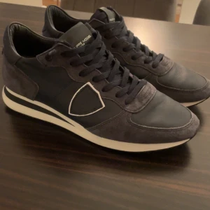 Phillipe model trainer - Säljer mina Phillipe model trainer då dom är för små, extremt bra skick! Nästintill nya! Storlek 41. Riktigt snygg färg och eftertraktad model. Nypris ligger på runt 3-4 tusen men jag säljer dessa för endast 1499kr! 