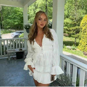 Vit klänning med volanger nakd - Säljer denna supersöta klänningen från Moa Mattsson x nakd🫶🏼Finns inte att köpa längre🥰 Perfekt till studenten så fin verkligen men var inte min stil riktigt💞💞 BUDET LIGGER PÅ 680