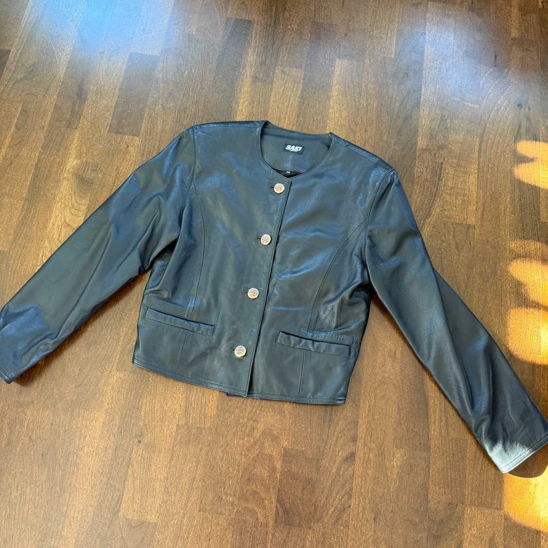 Svart skinnjacka med knappar