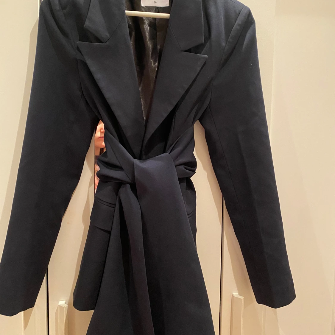 Marinblå kavaj från NA-KD