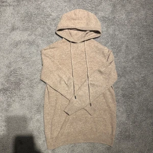 Merino ull hoodie - Säljer denna beiga skitsnygga 100% merino ull hoodien. Köpte den för ca 2 månader sen men har använt max 5 gånger så skicket är 9,5/10. Köpt på Rexstilo för 799 men säljer den för 449(kan gå ner lite i pris vid snabb affär). Storlek S men kan passar även XS. Passar dig som är mellan ca 170-180. Det enda negativa är en liten fläck på ryggen på bild 4 och 5 som  knappt syns men absolut går att tvätta bort. I alla fall därav priset. Hör av er vid frågor m.m!