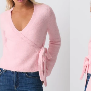 Rosa omlottkofta med knytband - Säljer en söt rosa omlottkofta med knytband i midjan. Koftan har en v-ringad design och långa ärmar. Passar bra till jeans eller kjol för en avslappnad stil.