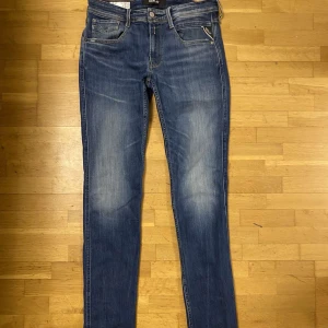 Blå Replay Anbass jeans - Tjena! Säljer dessa feta Replay jeans i storlek 31/34 i modell slim fit Anbass med en snygg wash. Jeans är i bra skick och har inga fel. Killen på bilden är runt 175 lång och väger runt 65 kg och de sitter väldigt bra på han. Kontakta gärna om mig om frågor eller bilder!