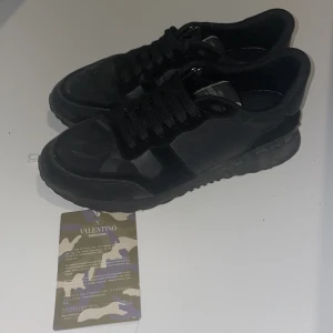 Valentino rockrunners - Säljer dessa valentino rockrunners i storlek 41 i 7 utav 10 skick har ingen box därför kostar de bara 1800kr, skriv vid funderingar.