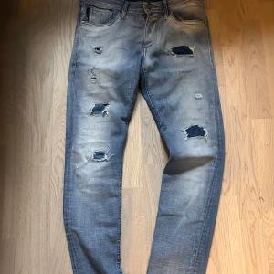 Jack & jones slim glenn med slitningar  - Mycket fint skick | Size 30/32 men sitter som 29/32 | modell 180 63 kg | Följare får 100 kr rabbat | fraktar spårbart inom 24 timmar med PostNord eller instabox |