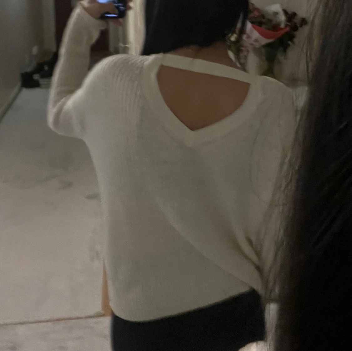 Beige stickad tröja med v-ringning - 2