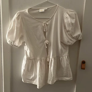 Vit blus från Gina Tricot - Snygg tröja från Gina, nästan helt ny alltså sällan användt, pris kan diskuteras vid snabbt köp💕💕