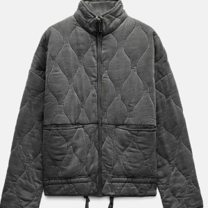 Vadderad jacka ZW kollektion från Zara  - Snygg grå quiltad jacka med dragkedja och hög krage. Storlek S. Endast använd ett fåtal gånger.