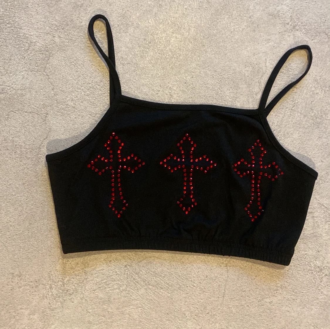 Svart topp med röda kors av diamanter  - 3