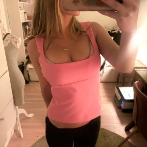 Supersnygg rosa topp från Zara  - Säljer den här supersnygga rosa toppen från Zara i storlek XS. Toppen sitter mycket smickrande på. Mycket bra skick då den endast blivit använd en gång, inga tecken på användning och toppen är som gott som ny! Säljer för att den inte kommit till användning. 