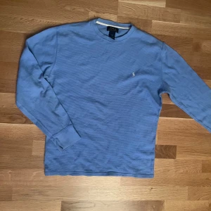 Polo ralph lauren tröja - Fin tjocktröja från polo ralph lauren! Skick: 8/10 Storlek: L Hör av er vid fler funderingar och frågor!