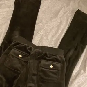 Snygga svarta byxor i mjukt material med fickor som har knapplås. Perfekta för en avslappnad stil med en bekväm passform. Byxorna har en elastisk midja med snörning för extra komfort.priset kan diskuteras 