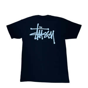 Stussy Basic Tee - Stussy T-shirt i bra skick inga hål eller liknande endas några cracks på printet