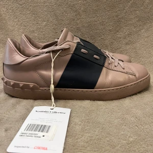 Valentino opens skor - Valentino opens skor | Storleken är 43, vid osäkerhet kan jag fixa innermått | Inget Og ingår | hör av er vid frågor eller funderingar!