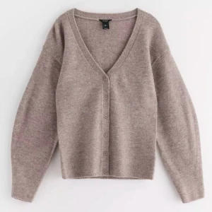 Cardigan - Jättefin stickad cardigan från Lindex i st. XS i en brunaktig jättefin färg. Jättebra skick, kan enbart upplevas en aning nopprig 🤎🤎🤎