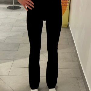 Yogapants från ICIW,  ’DEFINE SEAMLESS FLARED TIGHTS BLACK’  - Yogapants ’DEFINE SEAMLESS FLARED TIGHTS BLACK’ från ICANIWILL med logga i svanken. Mycket sparsamt använda!