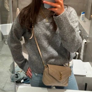 Grå stickad tröja - Säljer en mysig grå stickad tröja med långa ärmar och ribbade muddar. Perfekt för kyligare dagar och enkel att matcha med olika outfits. Tröjan har en klassisk design som aldrig går ur stil. PRIS GÅR ATT DISKUTERA!!!