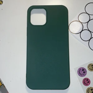 Grönt iPhone 12 skal - Nytt skick bara haft på en gång, den är till för iPhone 12. Nyttskick. Säljer för 55kr + frakt