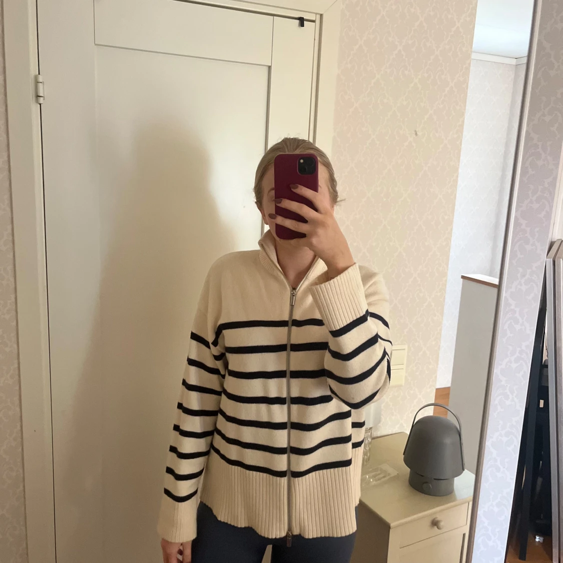 Beige och mörkblå randig kofta