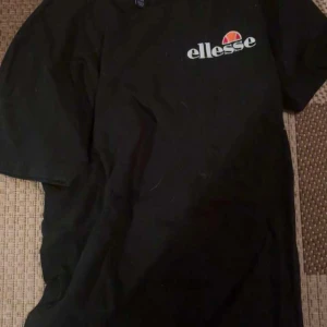 Märkes kläder - 5 märkesplagg från Ellesse, champion, Levis, stronger och Peppe jeans (finns en svart T-shirt också från Levis ’en den kom ej med på bild. Pris för alla-300kr kan även köpas en och en