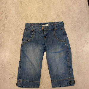 Jeansshorts  - Säljer ett par jeansshorts i storlek 36 från Lindex. Det har lite längre ben typ till knäna. ⭐️