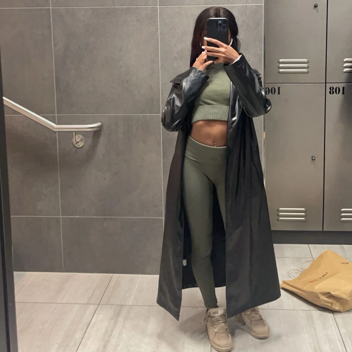 Svart lång kappa i syntetmaterial - 1