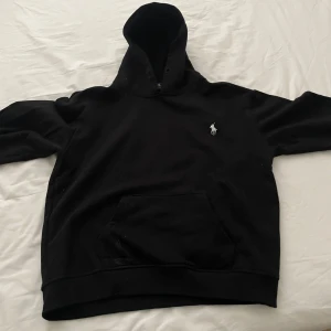 Ralph Lauren hoodie - Säljer en svart hoodie från Ralph Lauren, den passar inte mig längre, den är barn storlek M så passar dig som är 155-165cm