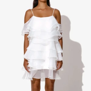 Kami dress By malina - Säljer en superfin vit volang klänning med flera lager av volanger. Perfekt som studentklänning! Klänningen har en luftig och lätt känsla med smala axelband. Använd några få gånger men i väldigt bra skick! Passar mig som vanligtvis är en S