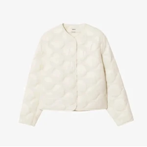 Vit quiltad jacka från Arket - Snygg vit quiltad jacka från Arket med rund halsringning och långa ärmar. Perfekt för en stilren look. Jackan har en minimalistisk design utan synliga knappar eller dragkedja.